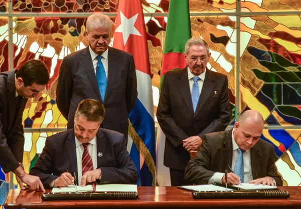 Con la presencia  de Raúl y Sellal, se firmó este jueves en La Habana un convenio de cooperación bilateral en el sector de la salud. (Foto: ACN)