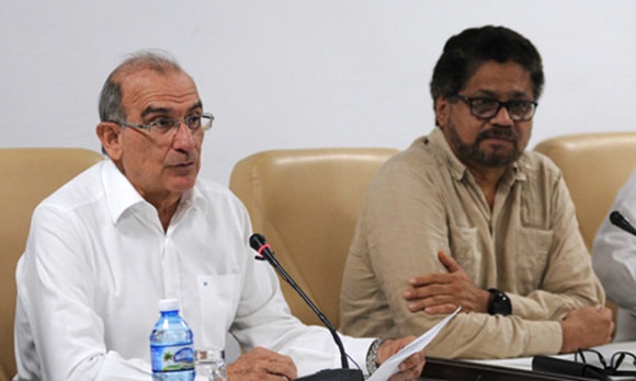 Humberto de la Calle (I), jefe de la delegación del gobierno de Colombia, junto a Iván Márquez (D), jefe del equipo negociador de las FARC- EP. (Foto: ACN)