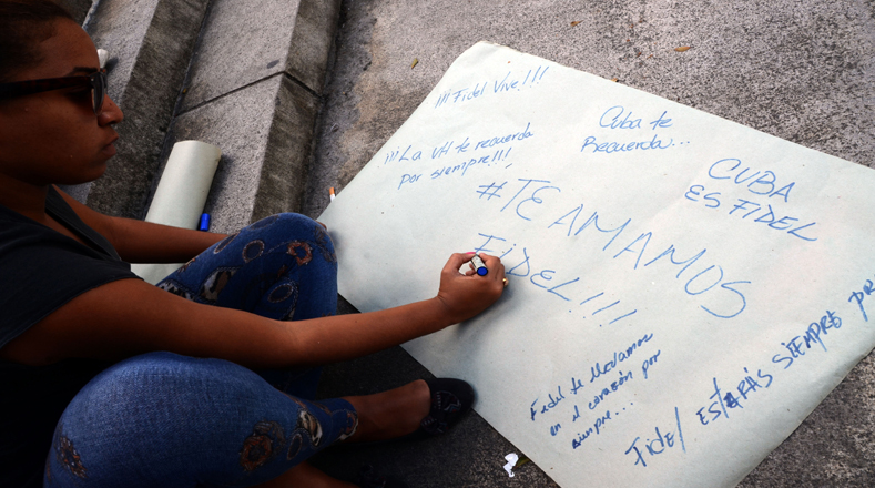 (161126) -- LA HABANA, noviembre 26, 2016 (Xinhua) -Los mensajes de un pueblo que admira a su líder se han regado por todas las calles en Cuba. Foto:Xinhua