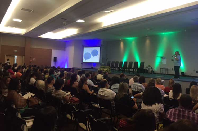 En el encuentro una representación de los profesionales cubanos recibió diplomas de reconocimiento por parte de las autoridades sanitarias de Bahía. (Foto: PL)