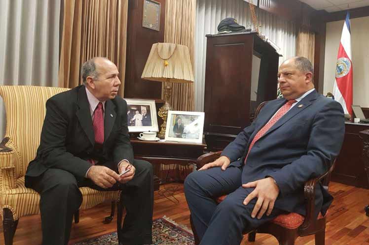 Las partes analizaron la marcha de los acuerdos firmados hace un año entre los dos países durante una visita del mandatario tico a La Habana.  (Foto: PL)