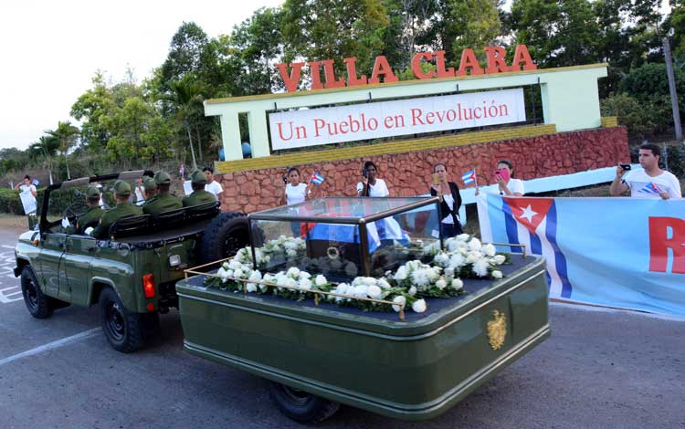 En Santa Clara, el séquito fúnebre detiene su marcha esta noche, para continuar viaje la mañana del jueves. (Foto: Vanguardia.cu)