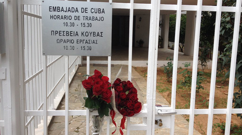 Algunas personas dejaron flores en la embajada de Cuba en Atenas (Grecia). Foto:@Hibai_