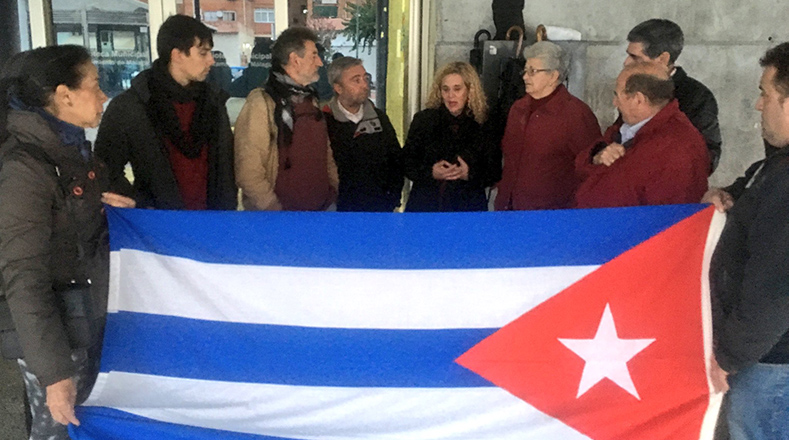 Movimientos sociales en Andalucía manifestaron: "Nuestra sanidad fue una copia de la cubana. Gracias al legado de Fidel". Foto:@SRodrigoteleSUR