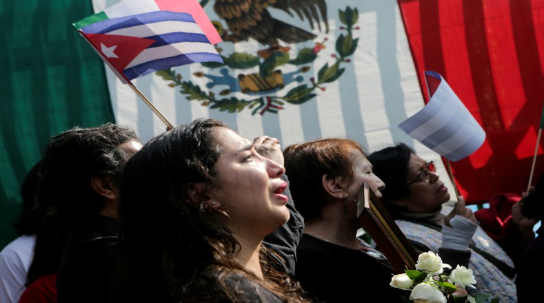 En la embajada de Cuba en México también se sintió el pesar por la partida física del líder cubano. Foto:Reuters