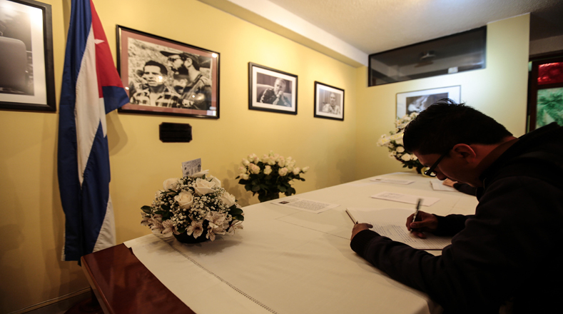 En la embajada cubana en Ecuador abrieron un libro de condolencias para dedicarlo a Fidel Castro luego de su partida física Foto:EFE