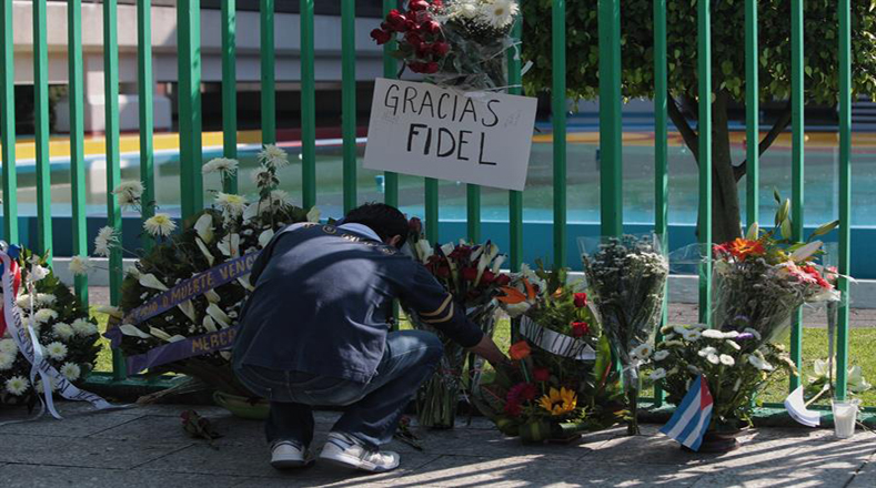Arreglos florales en la sede de la embajada de Cuba en México como reconocimiento al valor y legado de Fidel Castro. Foto:EFE
