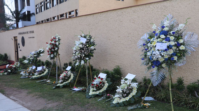 Flores para Fidel en la embajada de Cuba en Lima, Perú. Foto:@JaimeteleSUR