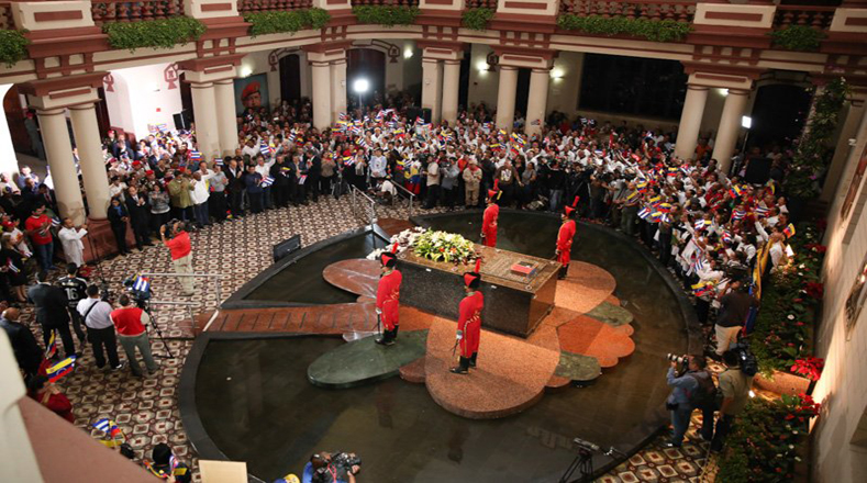 Presidente de Venezuela rindió tributo a Fidel Castro desde el Cuartel de la Montaña 4F, en Caracas. Foto:‏@PresidencialVen 