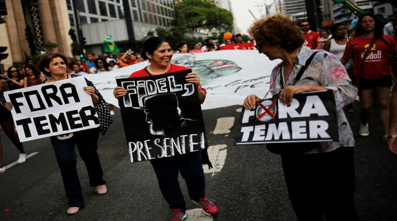 Durante una manifestación contra las medidas neoliberales impuestas por el presidente interino de Brasil, Michel Temer, una pancarta de Fidel Castro salió a relucir. (Foto:Reuters)