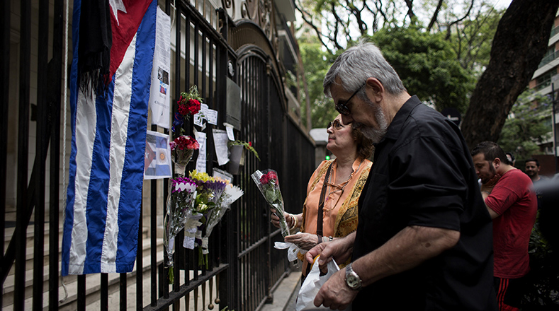 En la embajada de Cuba en Chile dejaron flores, notas y banderas. (Foto:Reuters)