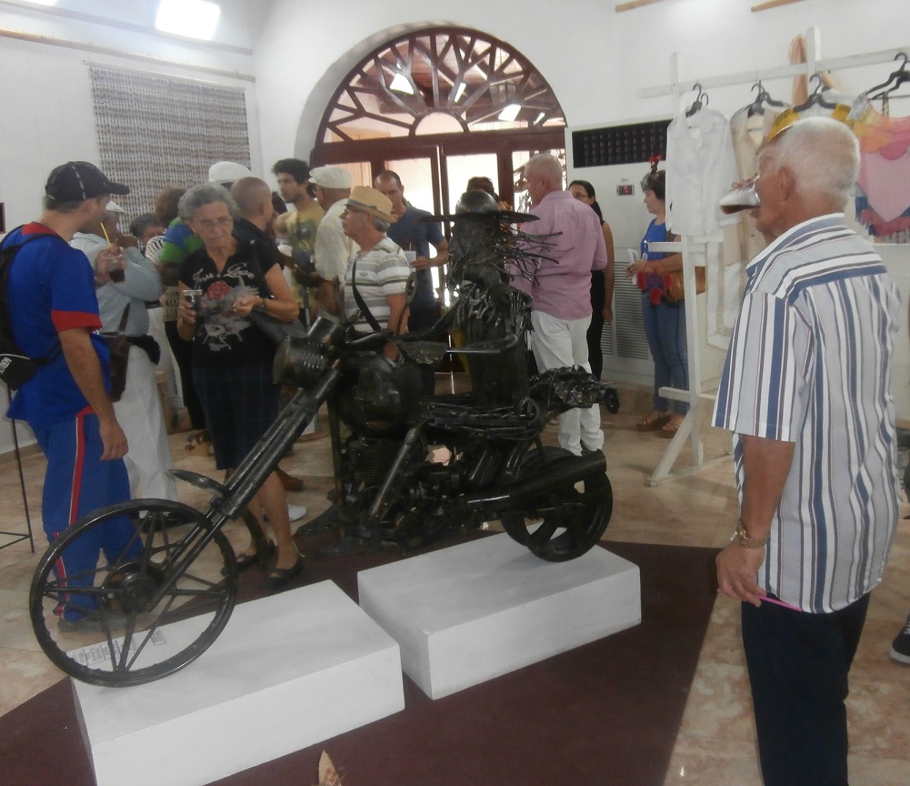 Un Quijote montado sobre una moto Harley Davidson resultó la obra más premiada, tanto por el público que visitó la muestra, como por el jurado. (Foto: Lisandra Gómez/ Escambray)