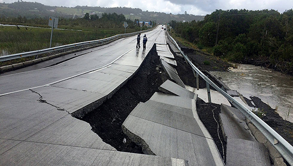 Testigos subrayaron que el sismo fue largo e intenso, con daños severos en las carreteras. (Foto: Reuters)