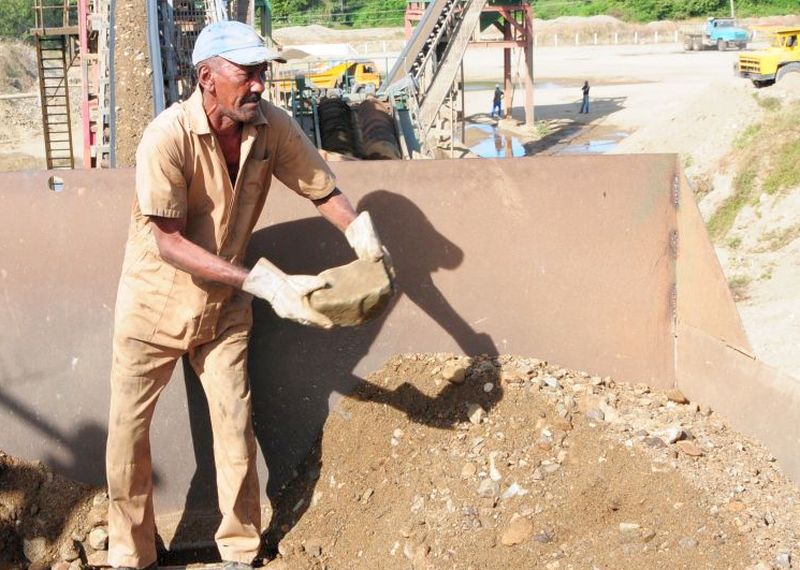 A pesar de sus 70 años cumplidos, Lázaro no deja de desempeñarse en cualquier frente. (Foto: Vicente Brito)