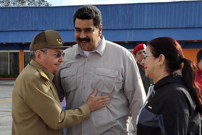 Raúl despidió este jueves, en el aeropuerto internacional José Martí a Nicolás Maduro. (Foto: Estudios Revolución)