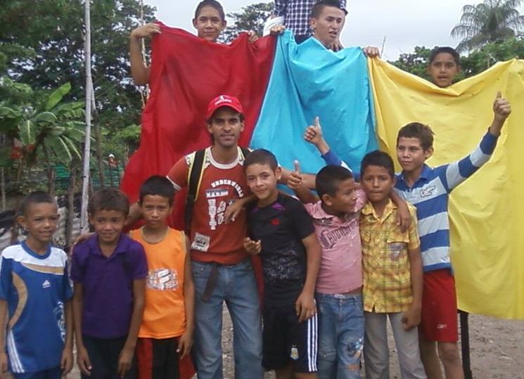 Kiusbel  trabaja en un proyecto de compañía teatral con niños.