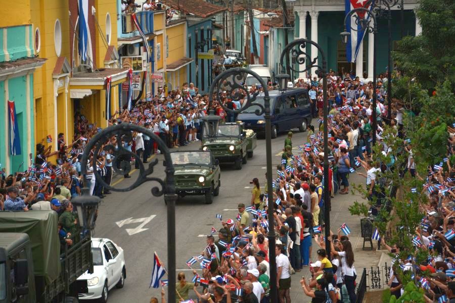 cenizas-de-fidel-en-recorrido-por-el-parque-serafin-sanchez-de-sancti-spiritua