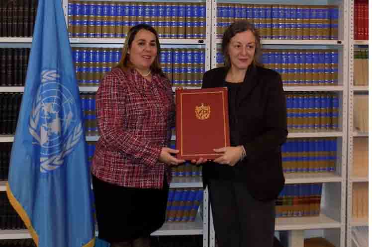 La representante permanente alterna de Cuba ante la ONU, Ana Silvia Rodríguez, deposita el instrumento de ratificación del Acuerdo Climático de París.