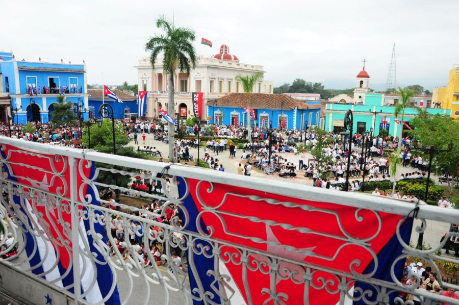 el-parque-serafin-sanchez-repleto-en-espera-de-la-caravana-con-cenizas-de-fidel