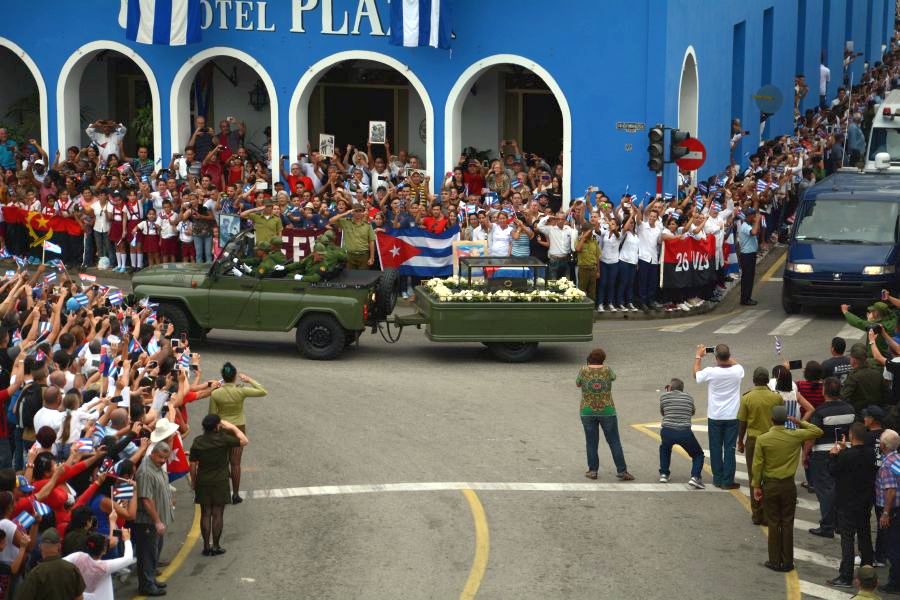 entrada-de-las-cenizas-de-fidel-al-parque-serafin-sanchez