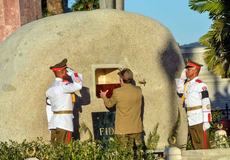 cuba, fidel castro, cementerio santa ifigenia, santiago de cuba, raul castro, comandante en jefe