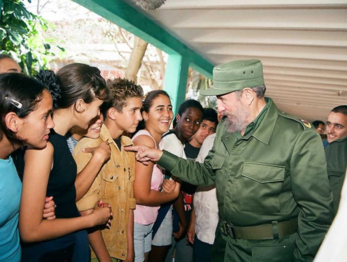 Fidel Castro talking with young high school students.