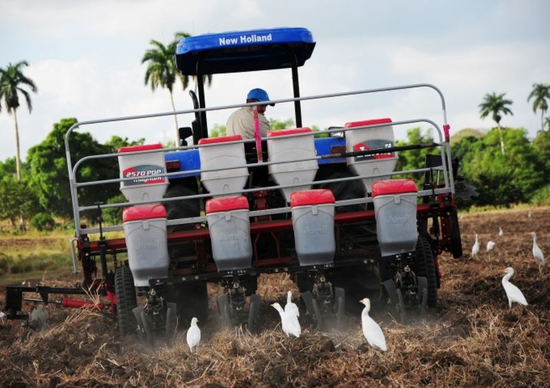 La sembradora de granos también surca y fertiliza. 