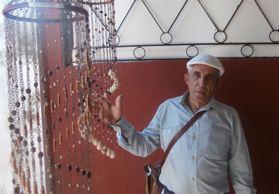 Para Arnel Rogelio García Pérez el trabajo con elementos naturales precisa de mucha consagración. (Foto: Lisandra Gómez Guerra)