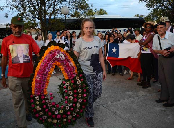 Miembros de la Brigada Suramericana de Solidaridad con Cuba rindieron homenaje a los mártires espirituanos. (Foto: Oscar Alfonso / ACN)