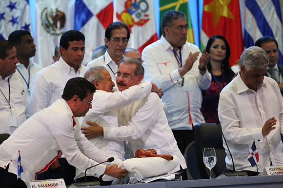 Abrazo entre el presidente de El Salvador, Sánchez Serén (izq.), y el de República Dominicana, Danilo Medina, luego de la entrega de la presidencia a los salvadoreños.