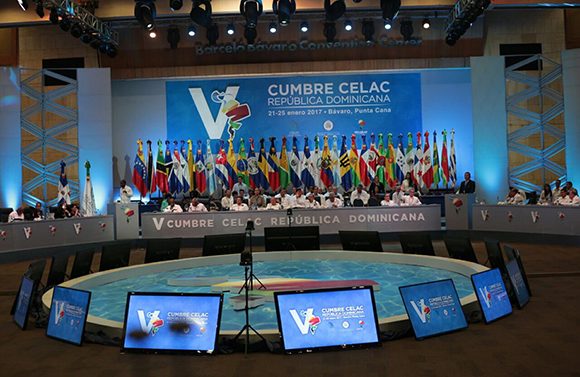 La V Cumbre de la Celac abordó diversos temas, entre ellos migración, desarrollo y el problema mundial de las drogas. (Fotos: @MIREXRD/ Twitter)