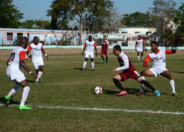 Escena del juego entre los equipos de Sancti Spíritus y Holguín, correspondiente al Torneo de Ascenso de Fútbol. (Foto: ACN)