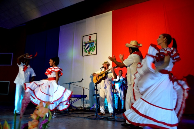 La Parranda de Manacanabo mezcla danza, humor y acordes en su interpretación. (Foto: Carlos Luis Sotolongo/ Escambray)