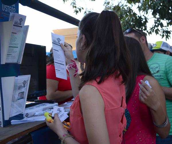 La juventud espirituana ha mostrado interés por los servicios tecnológicos que se ofertan en la feria. (Foto: ACN)