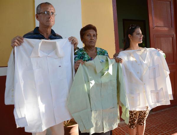 Guayaberas pertenecientes a Raúl Roa García, al periodista Max Lesnik, a Sam Nujoma y al arquitecto Agustín Rivero Más, donadas a la Casa de la Guayabera.