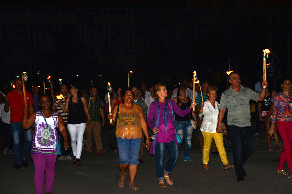 Momento de la Marcha de las Antorchas en Sancti Spíritus. (Foto: Oscar Alfonso)