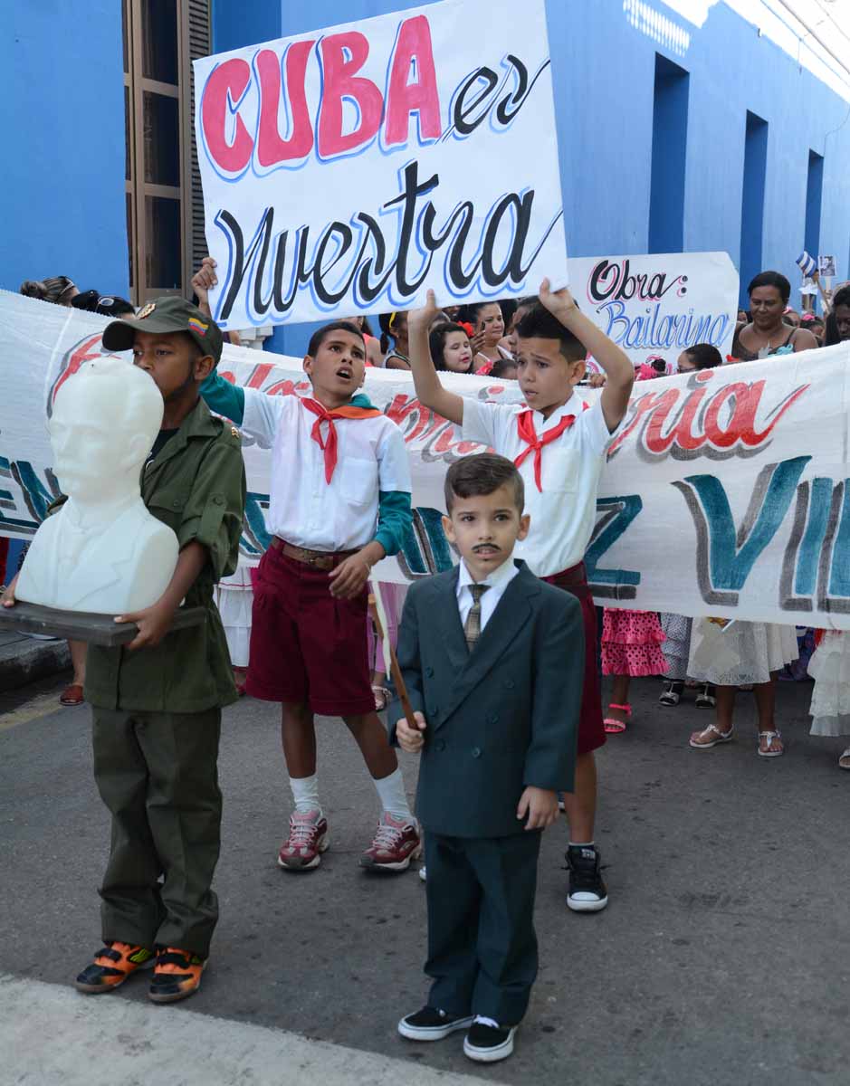 Momento del desfile martiano en Sancti Spíritus. (Foto: Oscar Alfonso)