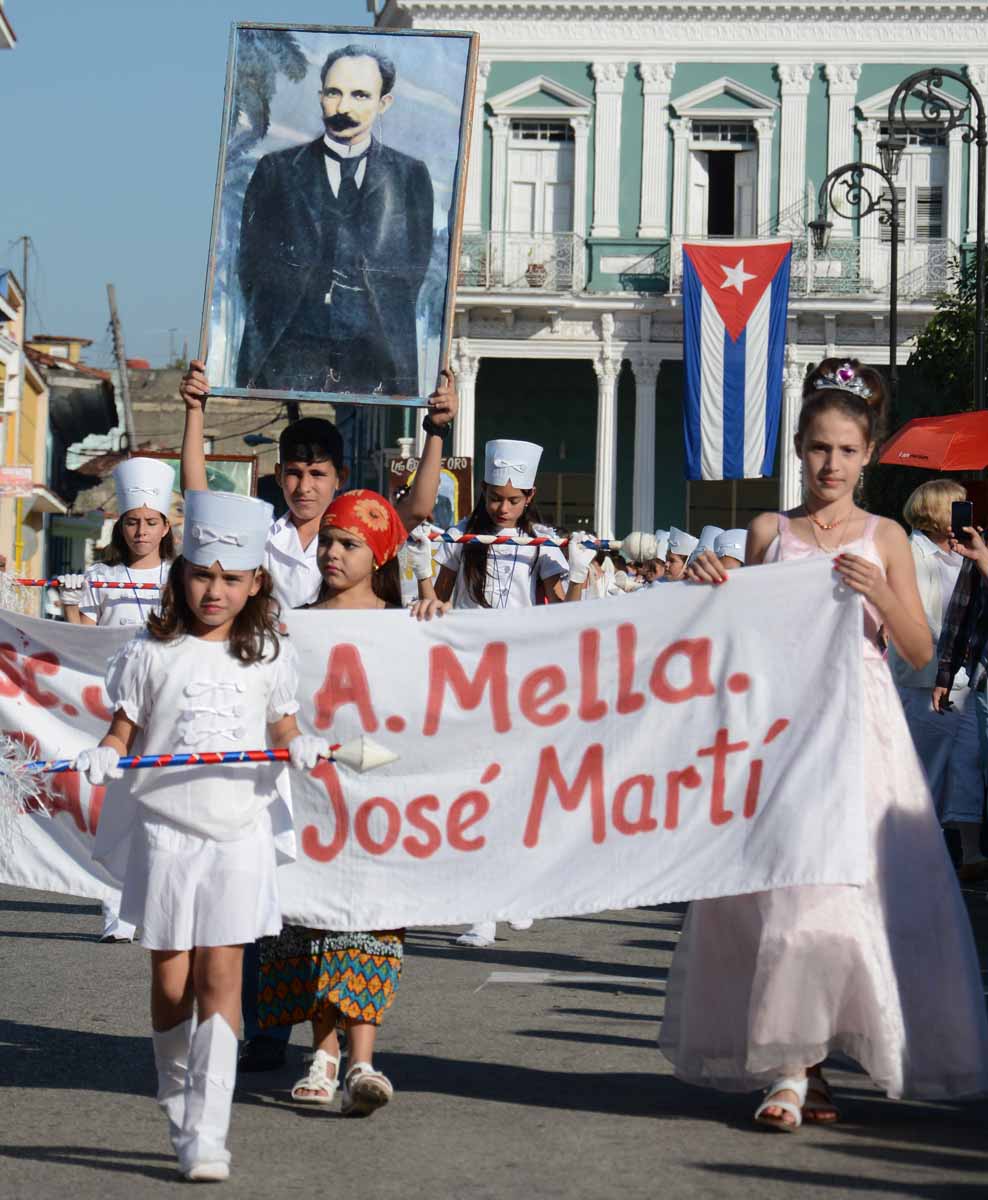 Pioneros, maestros y jóvenes espirituanos protagonizaron una gran fiesta dedicada al más universal de los cubanos. (Fotos: Oscar Alfonso)