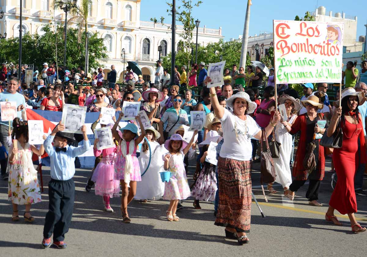 Momento del desfile martiano en Sancti Spíritus. (Foto: Oscar Alfonso)