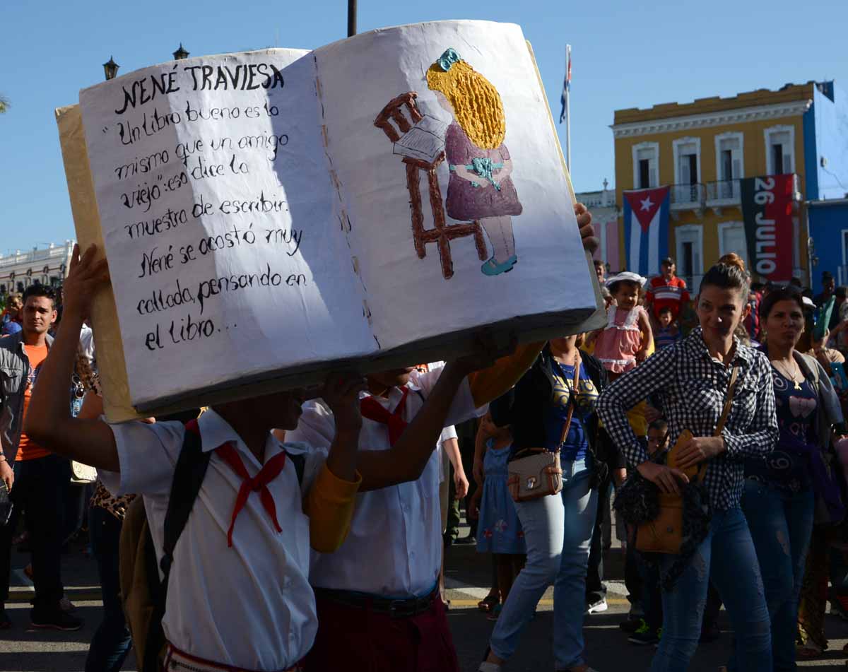 Momento del desfile martiano en Sancti Spíritus. (Foto: Oscar Alfonso)