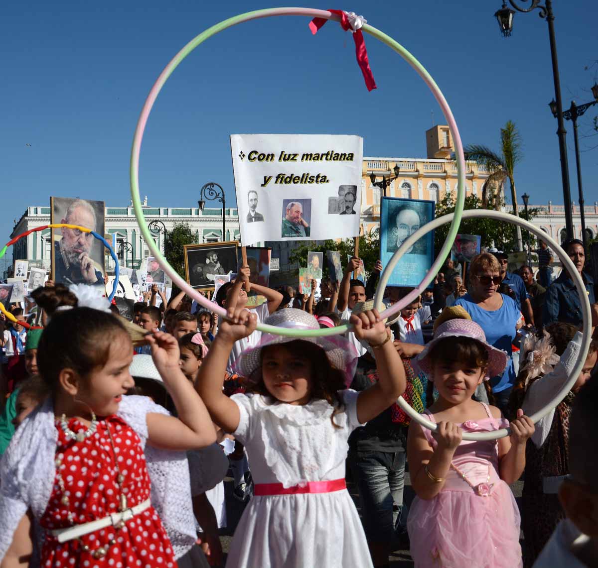 Cargados de sueños y sonrisas, los “príncipes enanos” y los que se sumaron al desfile demostraron cuánto hay en cada cubano de patriotismo, hermandad y fe en el porvenir. (Foto: Oscar Alfonso)