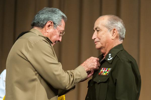 El general de división Carlos Fernández Gondín ostentaba el título de Héroe de la República de Cuba, que le fue entregado por el presidente cubano Raúl Castro. (Foto: ACN)