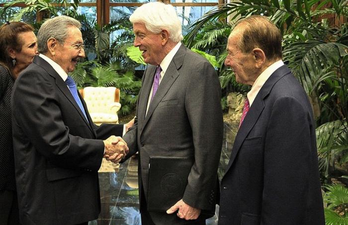 Raúl dialogó sobre temas de interés con el titular de la Cámara de Comercio de Estados Unidos, Thomas J. Donohue. (Foto: Estudios Revolución)