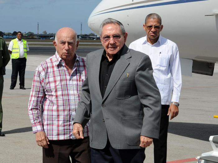 Raúl fue recibido por el vicepresidente José Ramón Machado Ventura. (Foto: Estudios Revolución)