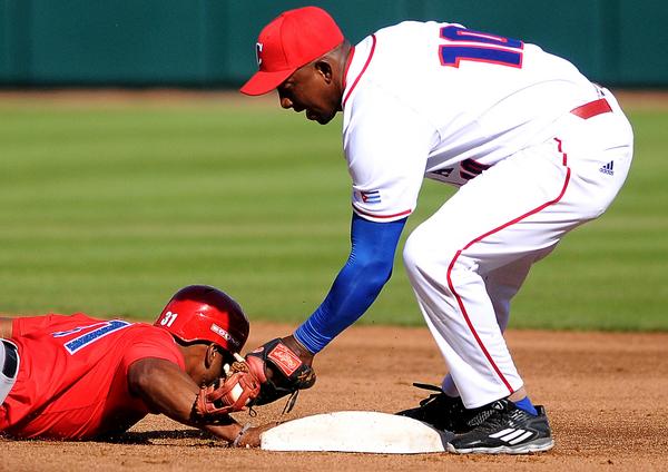 Alexander Ayala en jugada en segunda base en el partido contra los Criollos de Caguas. (Foto: Ricardo López Hevia)