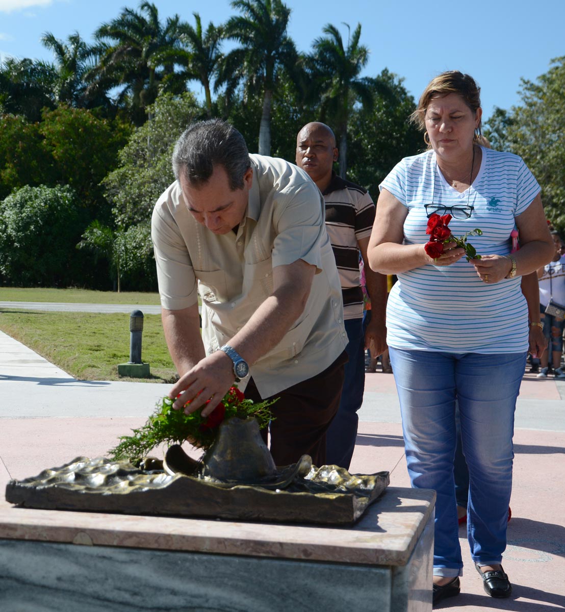 Las principales autoridades de la provincia se sumaron al homenaje. (Foto: Oscar Alfonso / ACN)