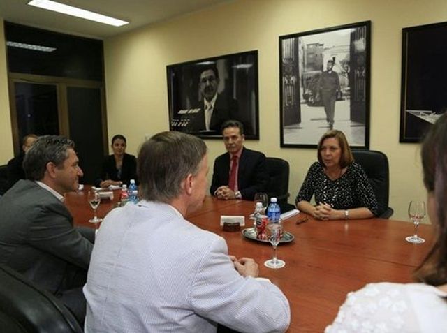 Josefina Vidal recibe al Gobernador de Colorado. Foto: @JosefinaVidalF cuba, estados unidos, relaciones cuba-estados unidos