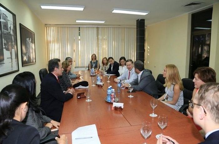 Encuentro de Josefina Vidal con el Gobernador de Colorado. (Foto: @JosefinaVidalF) cuba, estados unidos, relaciones cuba-estados unidos