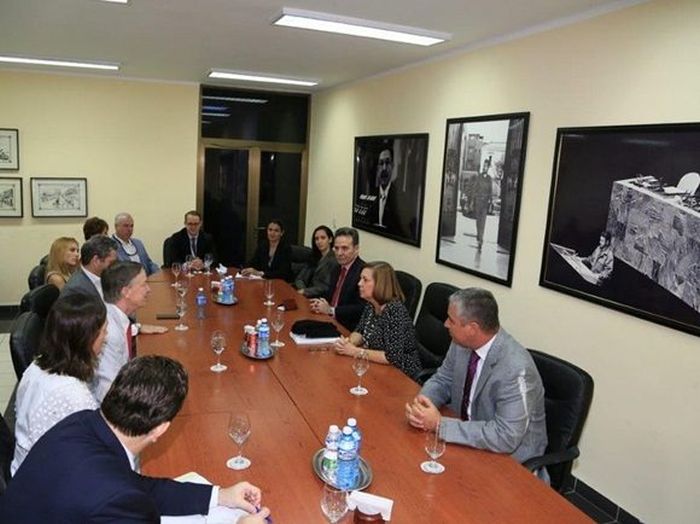 Josefina Vidal intercambia con el Gobernador de Colorado. (Foto: @JosefinaVidalF) cuba, estados unidos, relaciones cuba-estados unidos