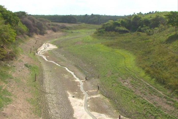 Cuba speeds up building of house water tanks to face drought